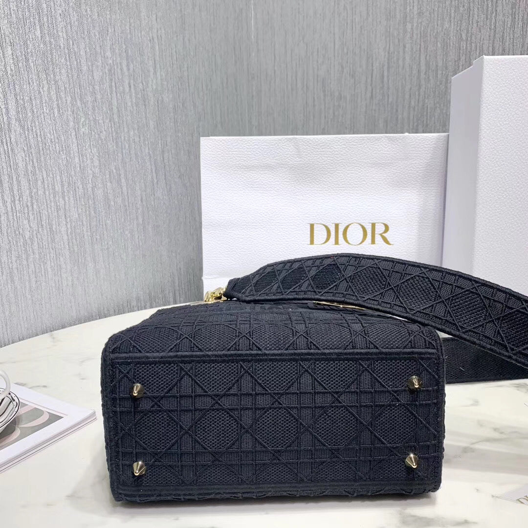 Luxury DiorMedium Lady D-Lite Bag In Black Embroidered Canvas