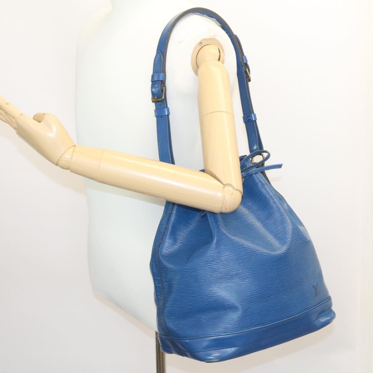 LOUIS VUITTON Epi Noe Shoulder Bag Blue M44005 LV ds217