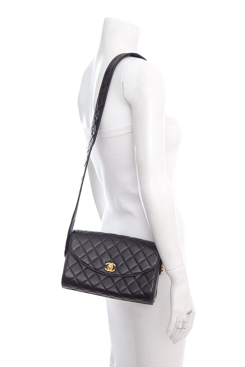 Luxury Chanel Vintage 1991 Black Quilted Lambskin Flap Crossbody Handbag with Gold Hardware