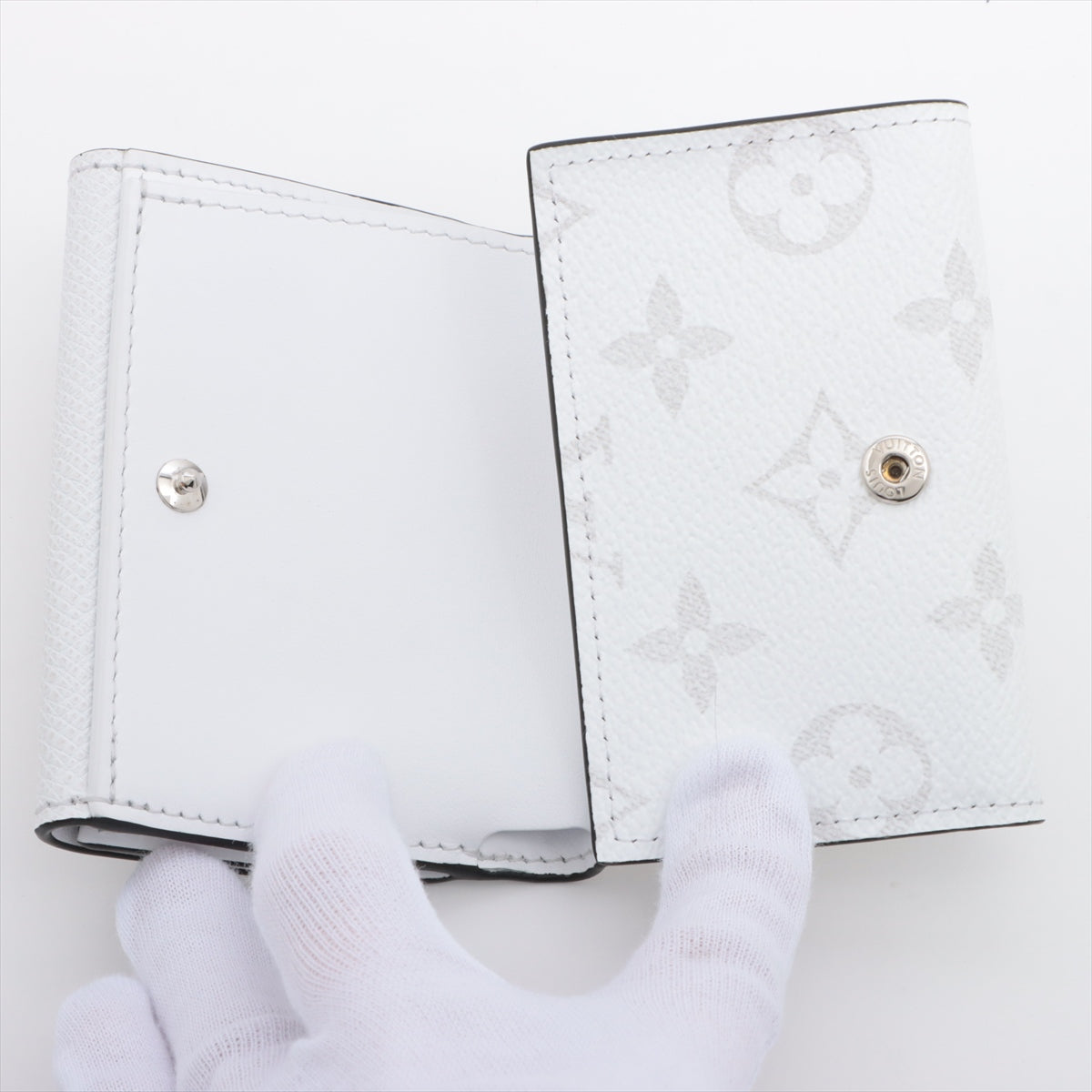 Louis Vuitton Taigaama Dialovery Compact Wallet   White Compact Wallet M30899