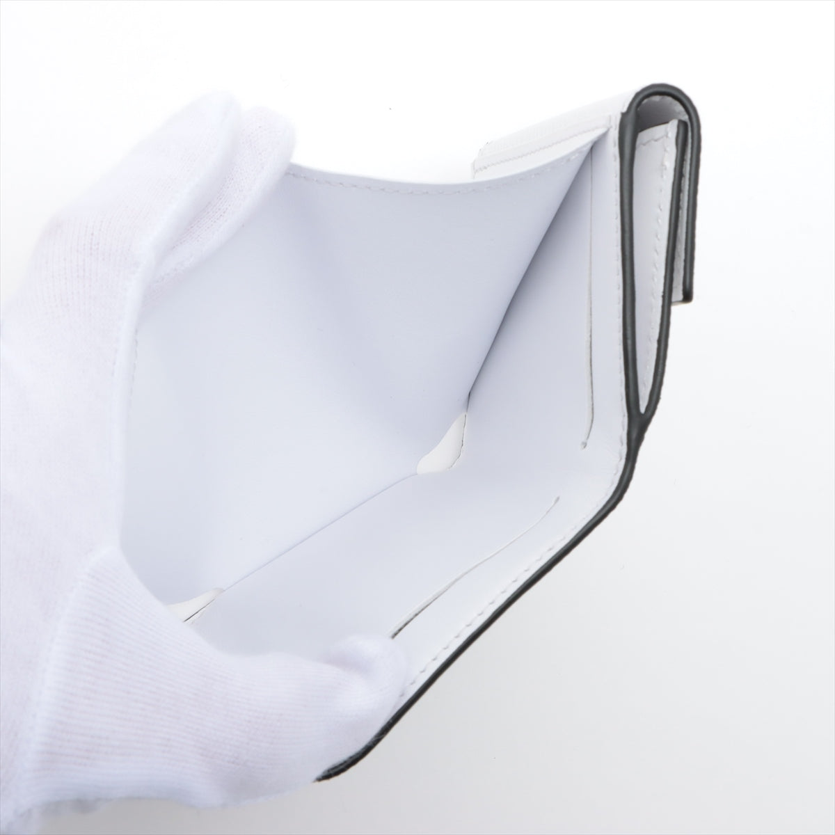 Louis Vuitton Taigaama Dialovery Compact Wallet   White Compact Wallet M30899