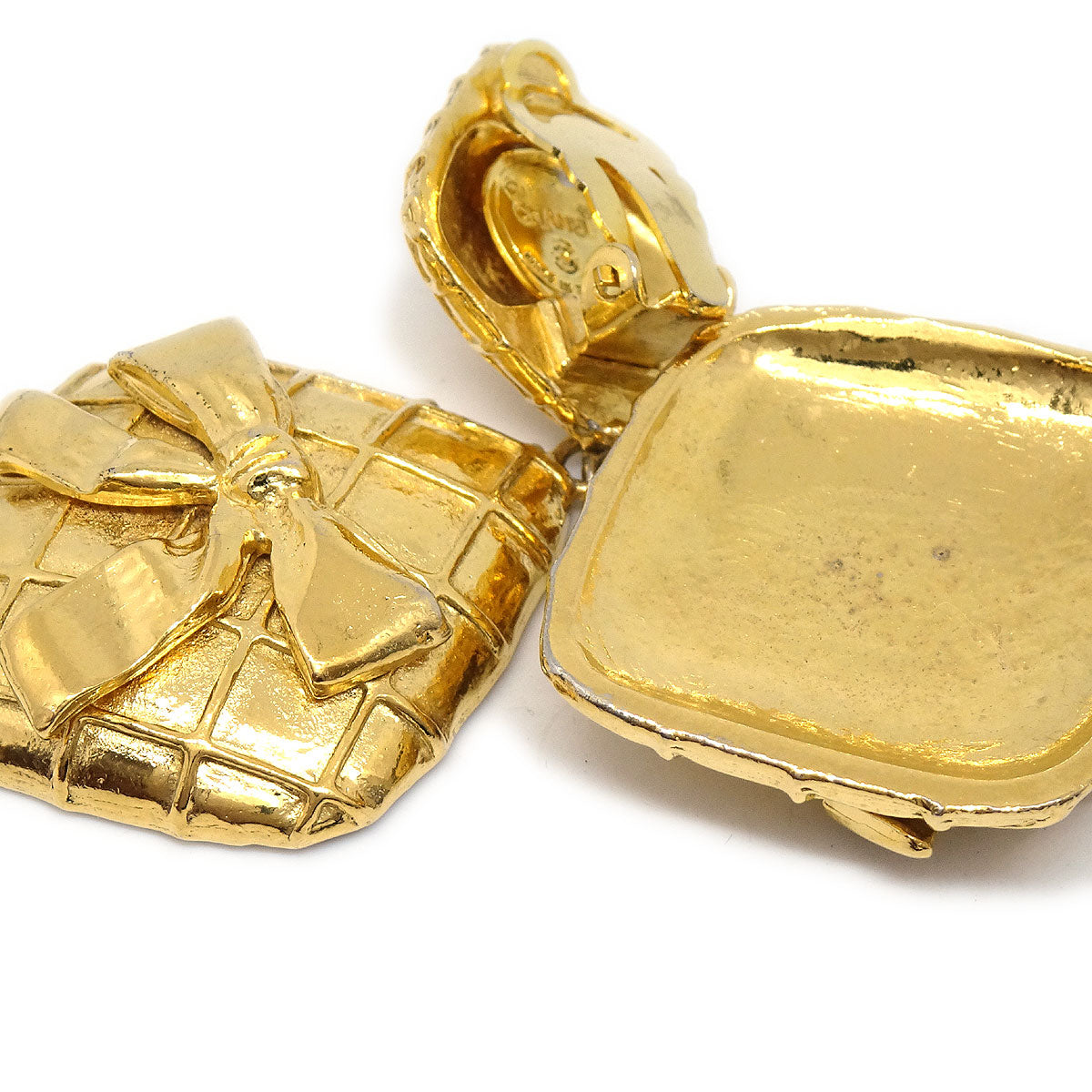 Luxury Chanel 1980s Bow Dangling Earrings Clip-On Gold