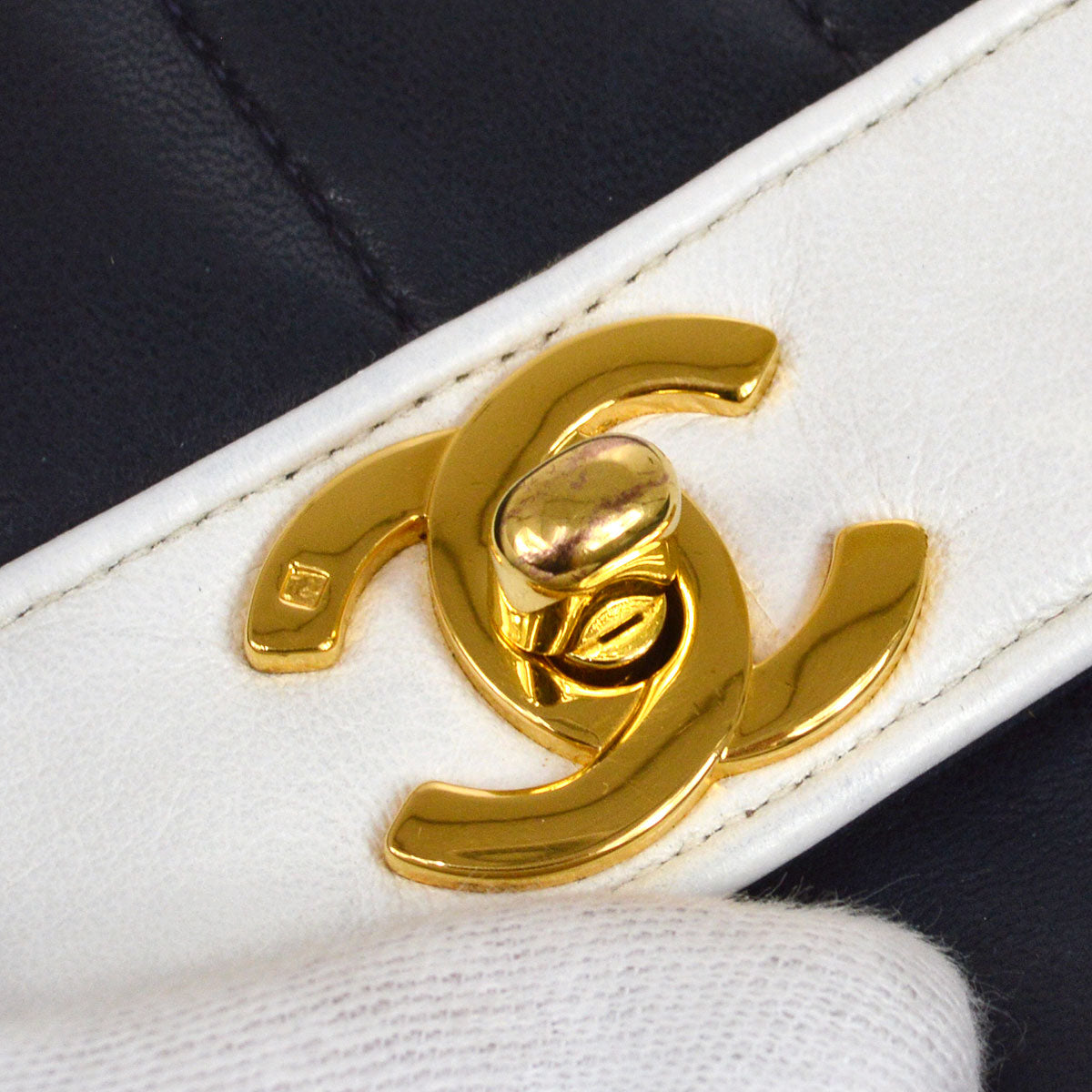 Luxury Chanel 1991-1994 Navy White Lambskin Vertical Border Flap Small