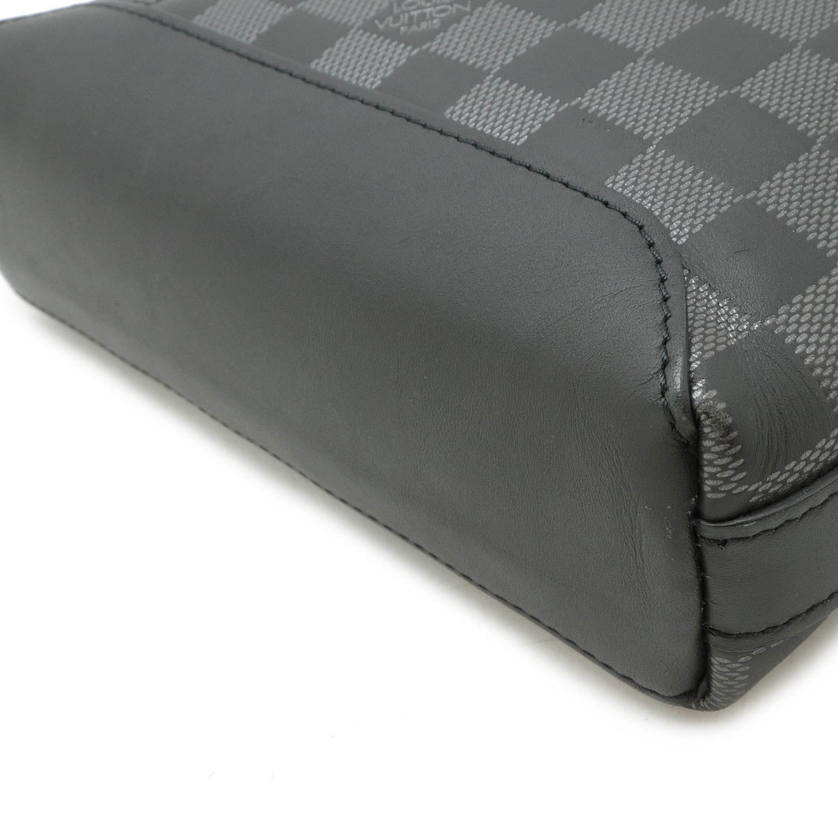 Louis Vuitton Damier Infini Discovery Messenger Bag Black