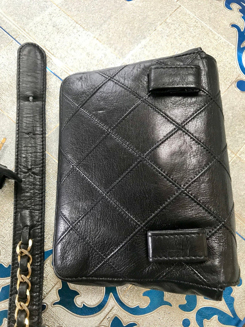 Luxury Chanel Vintage black leather waist purse, fanny pack with golden chain belt and CC closure hock