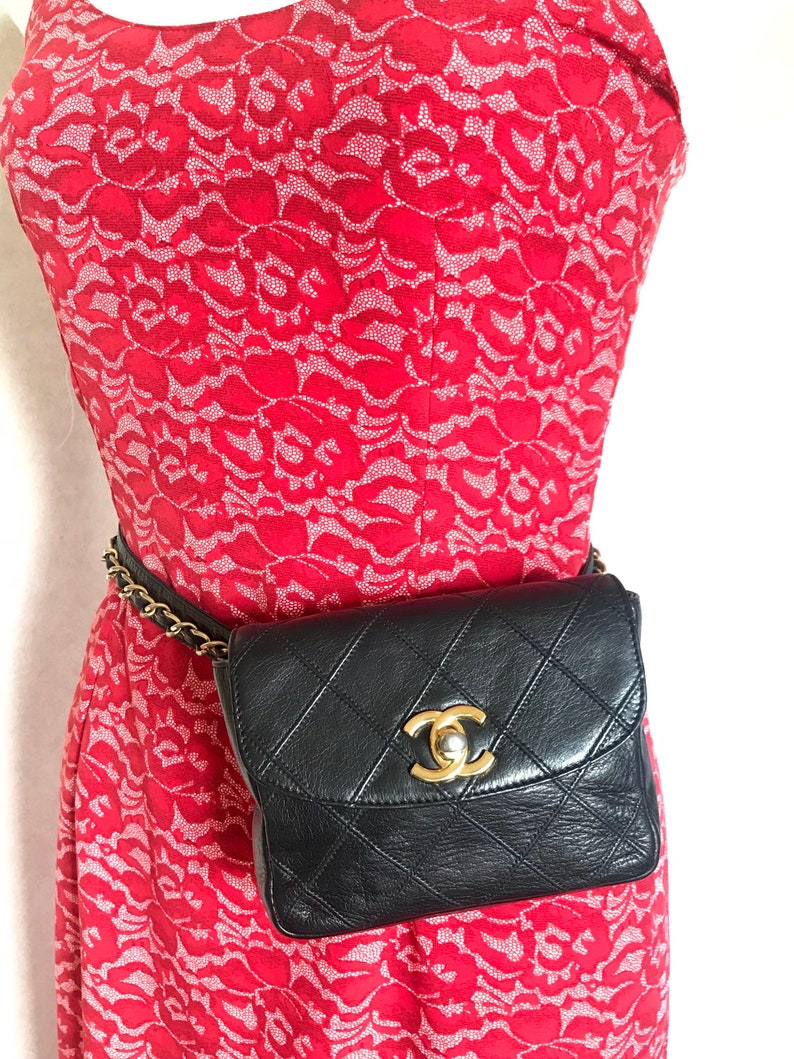 Luxury Chanel Vintage black leather waist purse, fanny pack with golden chain belt and CC closure hock
