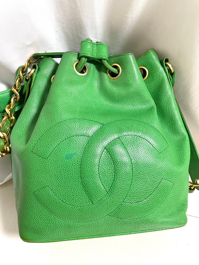 Luxury Chanel Vintage green caviar leather hobo bucket shoulder bag with golden chain strap, drawstrings, and CC stitch mark