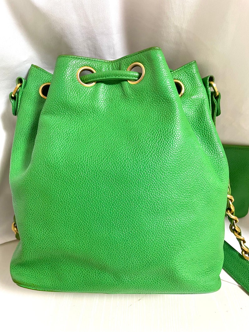 Luxury Chanel Vintage green caviar leather hobo bucket shoulder bag with golden chain strap, drawstrings, and CC stitch mark