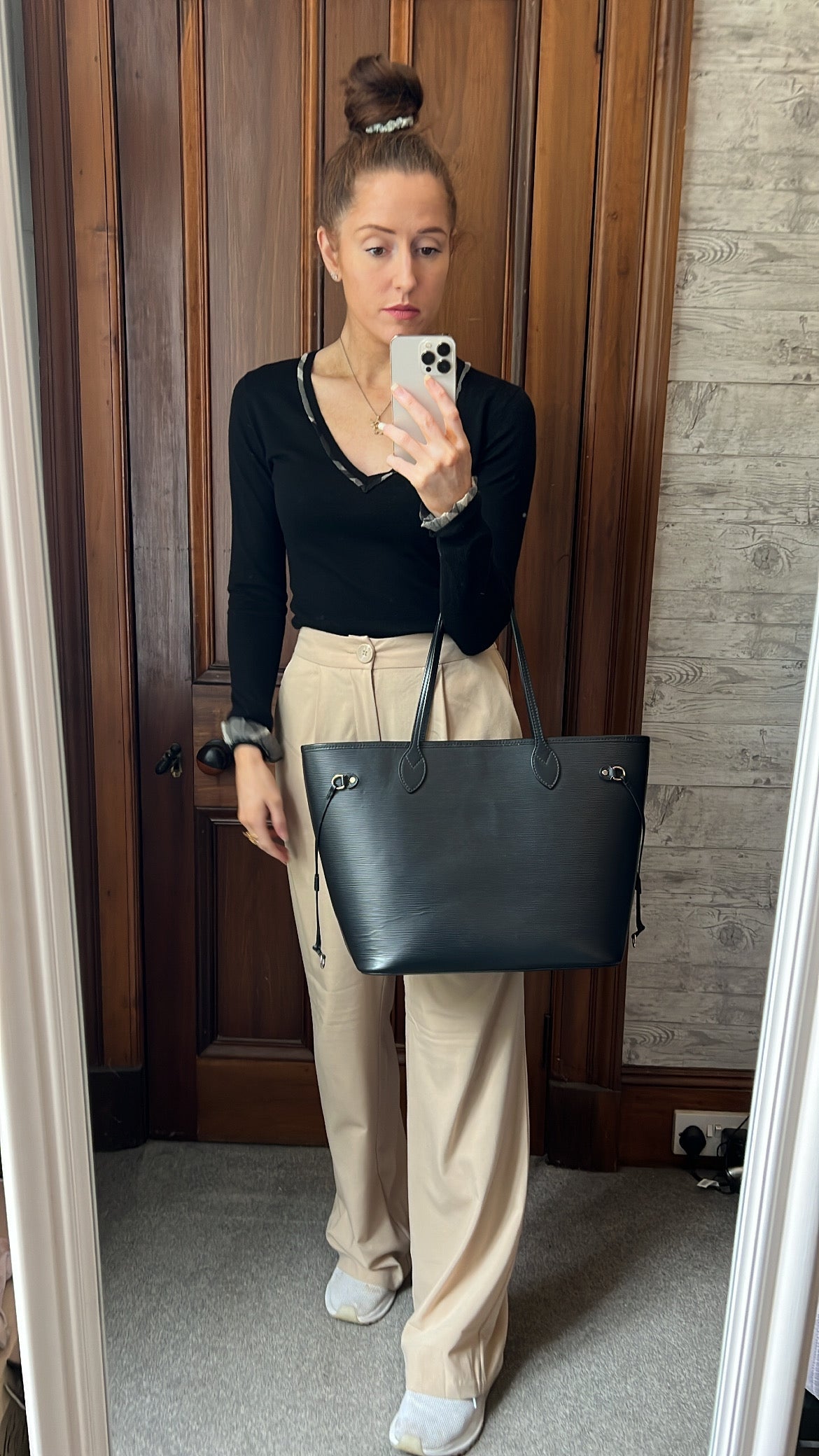 Louis Vuitton Neverfull MM Black Epi Leather (1,740)