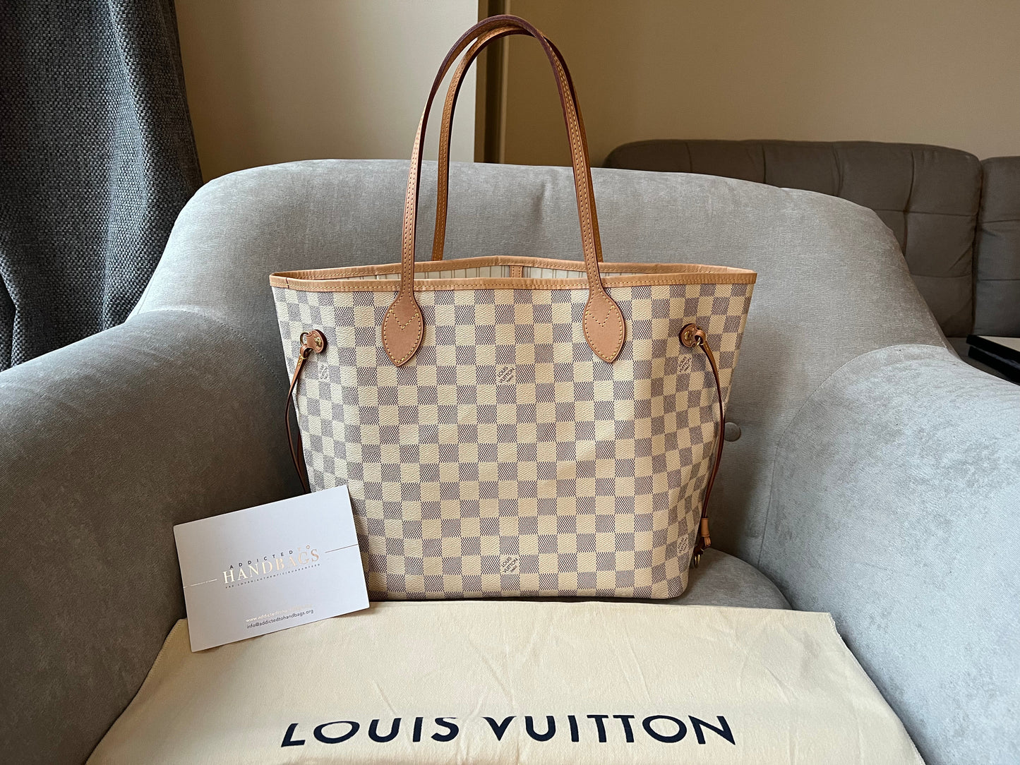 Louis Vuitton Neverfull MM  Damier Azur (1,410)