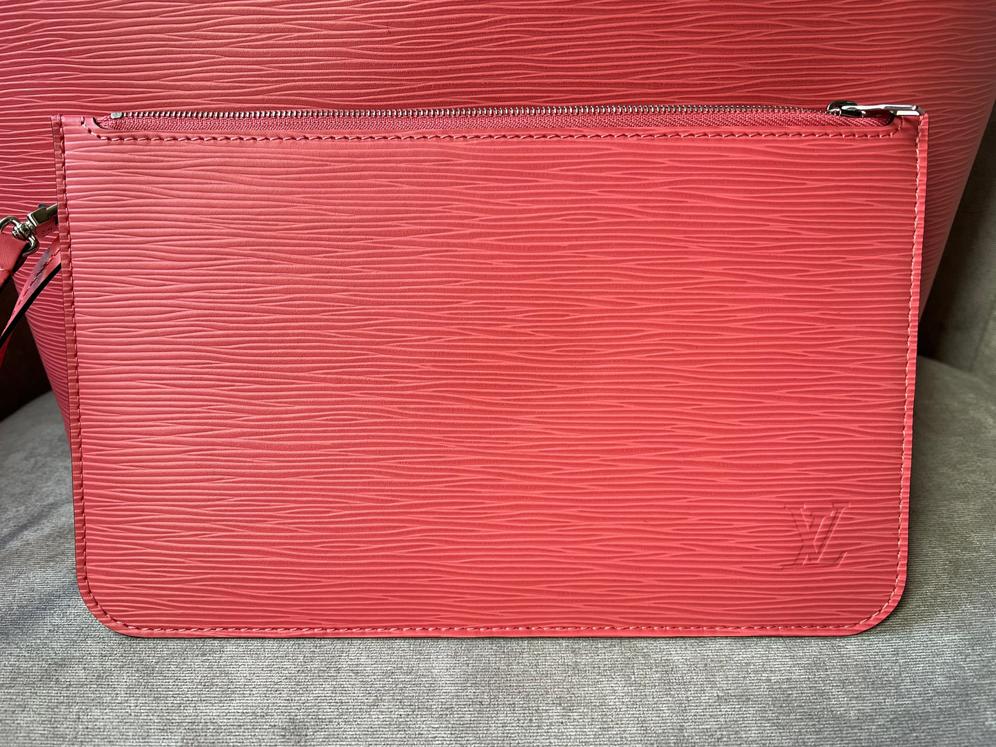Louis Vuitton Neverfull MM Coral Epi Leather (1,740)