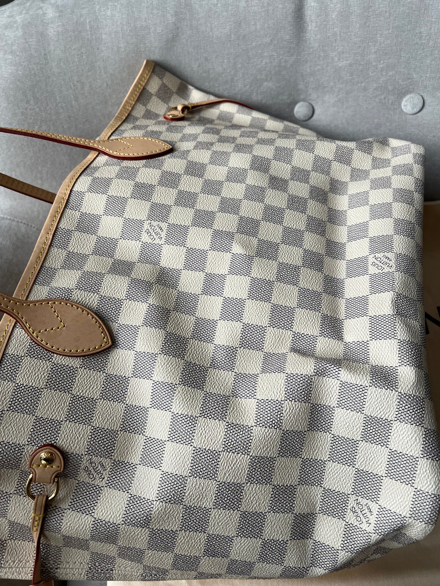 Louis Vuitton Neverfull MM  Damier Azur (1,410)