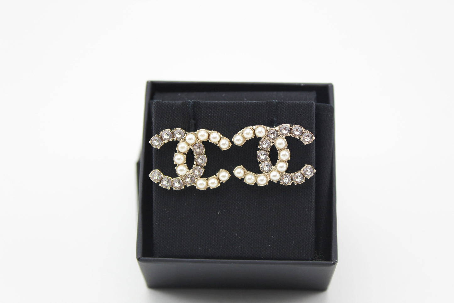 Chanel CC Studded pearl earrings