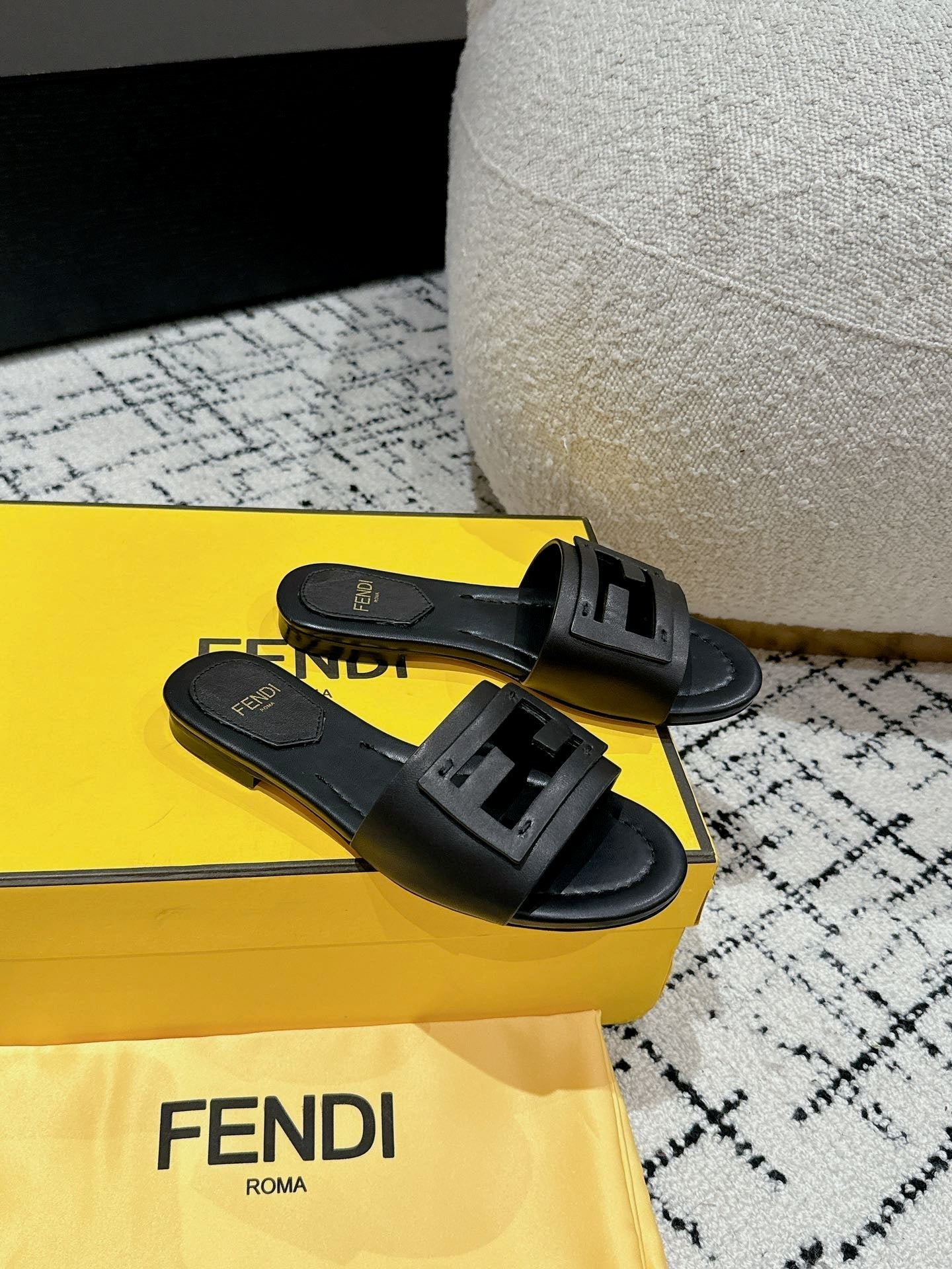 Luxury FendiFF Baguette Black Leather Slide