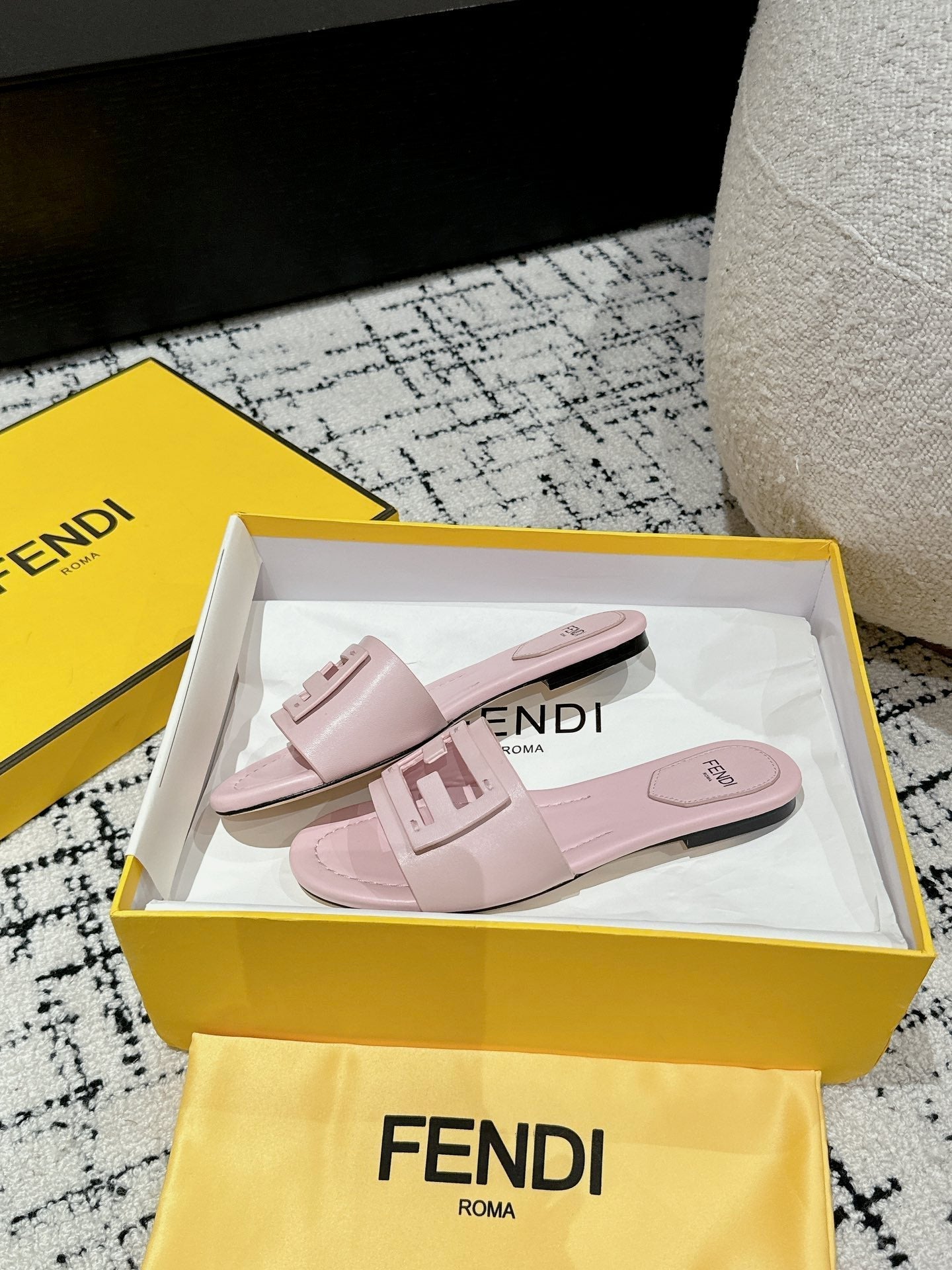 Luxury FendiFF Baguette Light Pink Leather Slide