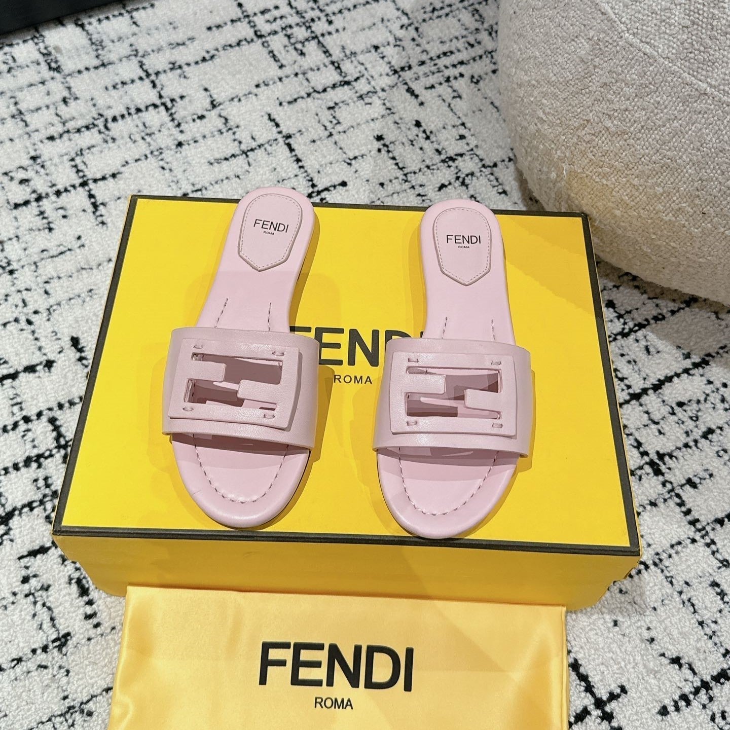 Luxury FendiFF Baguette Light Pink Leather Slide