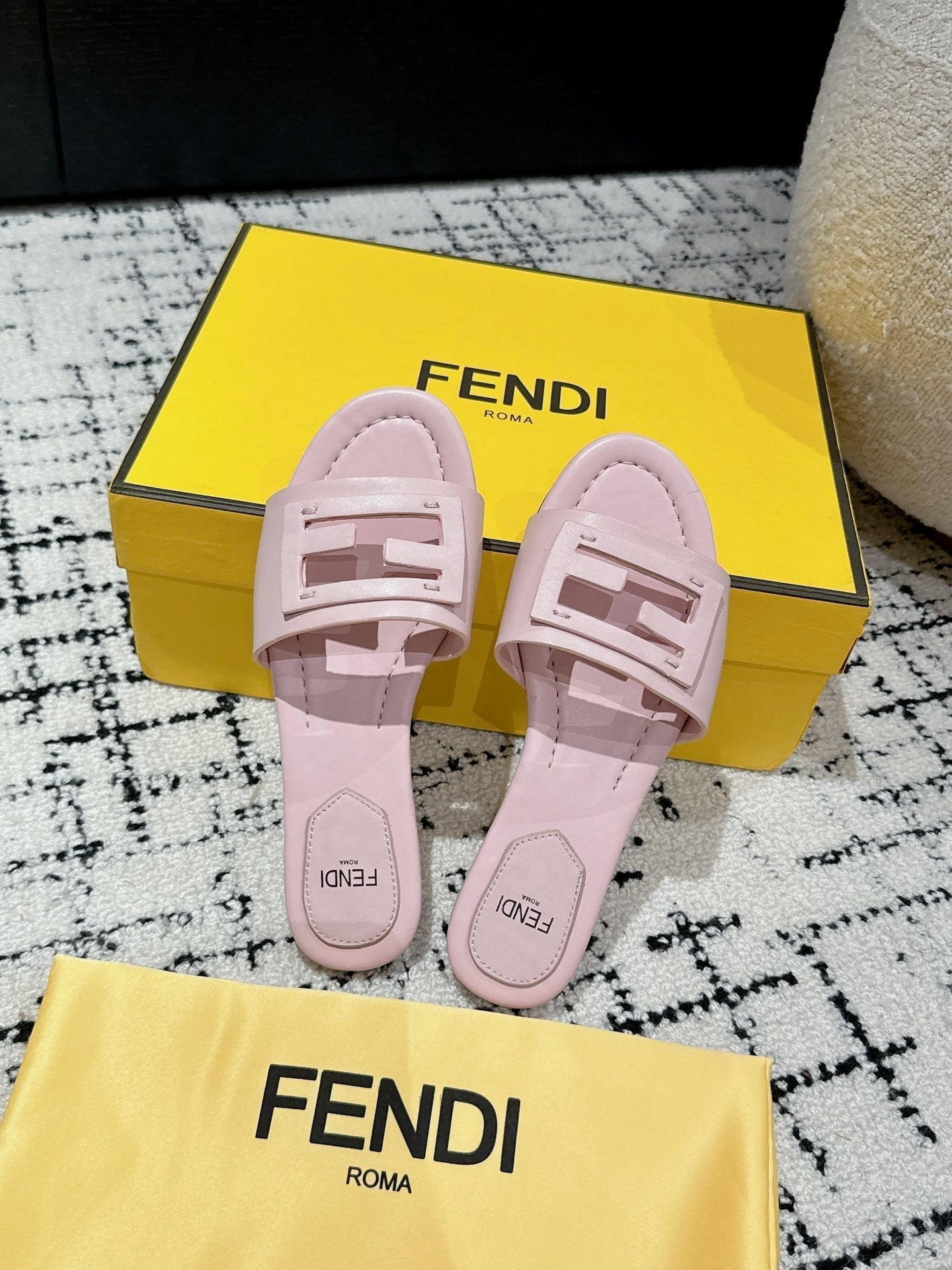 Luxury FendiFF Baguette Light Pink Leather Slide