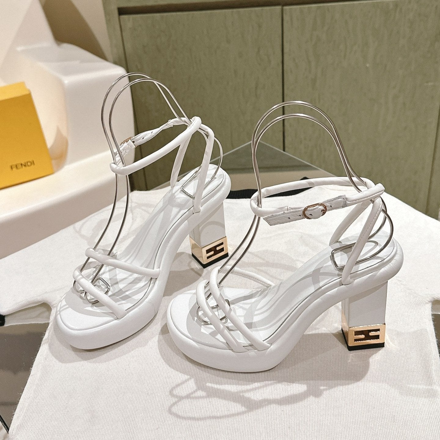 Luxury FendiLuxury FendiBAGUETTE HIGH HEELS 85MM IN WHITE LAMBSKIN WITH GOLD HARDWARE