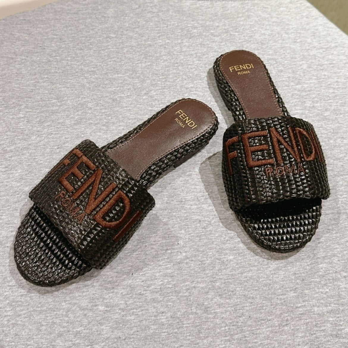 Luxury FendiLuxury FendiSIGNATURE MULE SLIDES IN DARK BROWN FIBRE