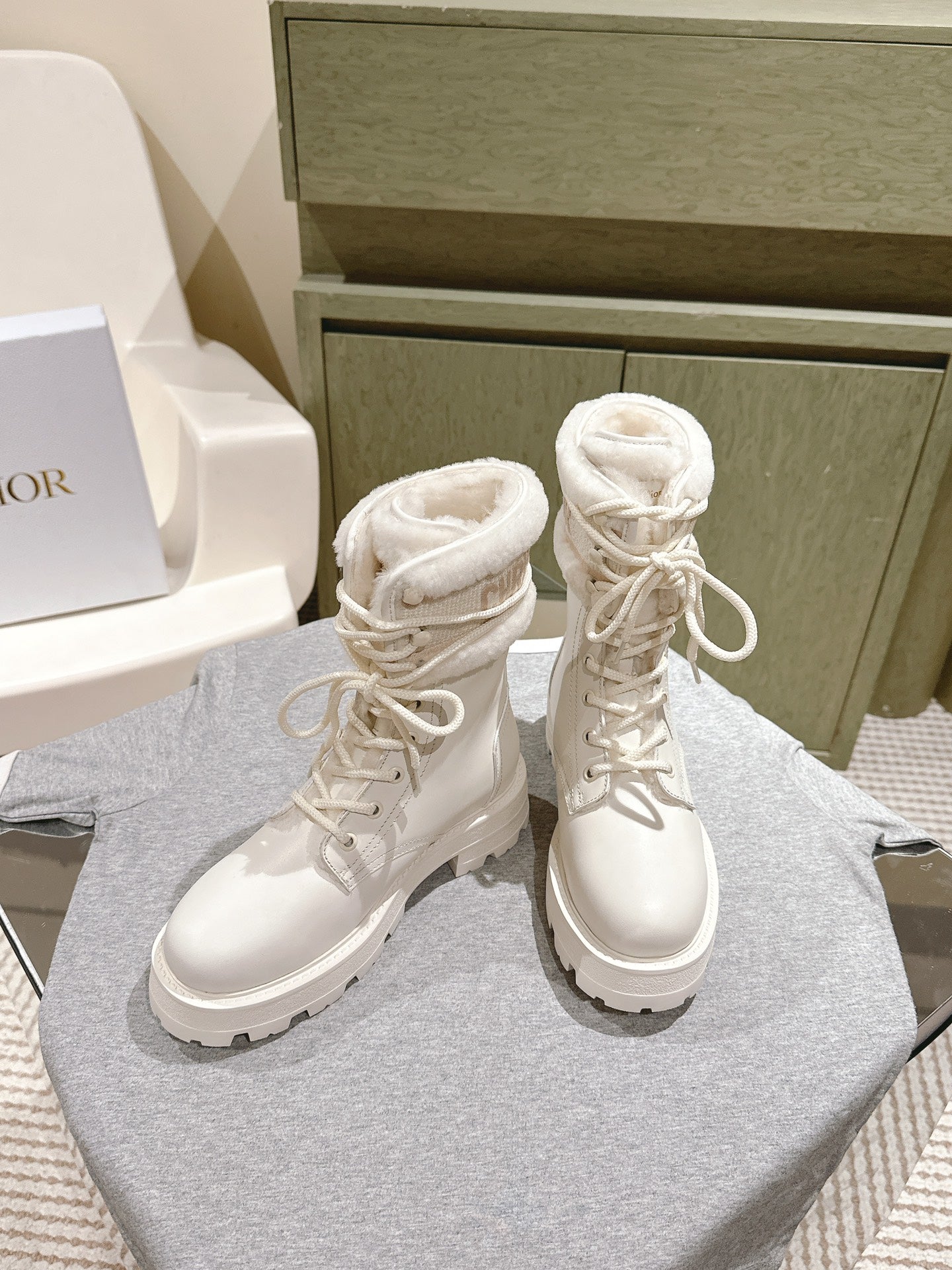Luxury DiorAnkle Boots In White Calfskin With Wool Fleece Lining 995818