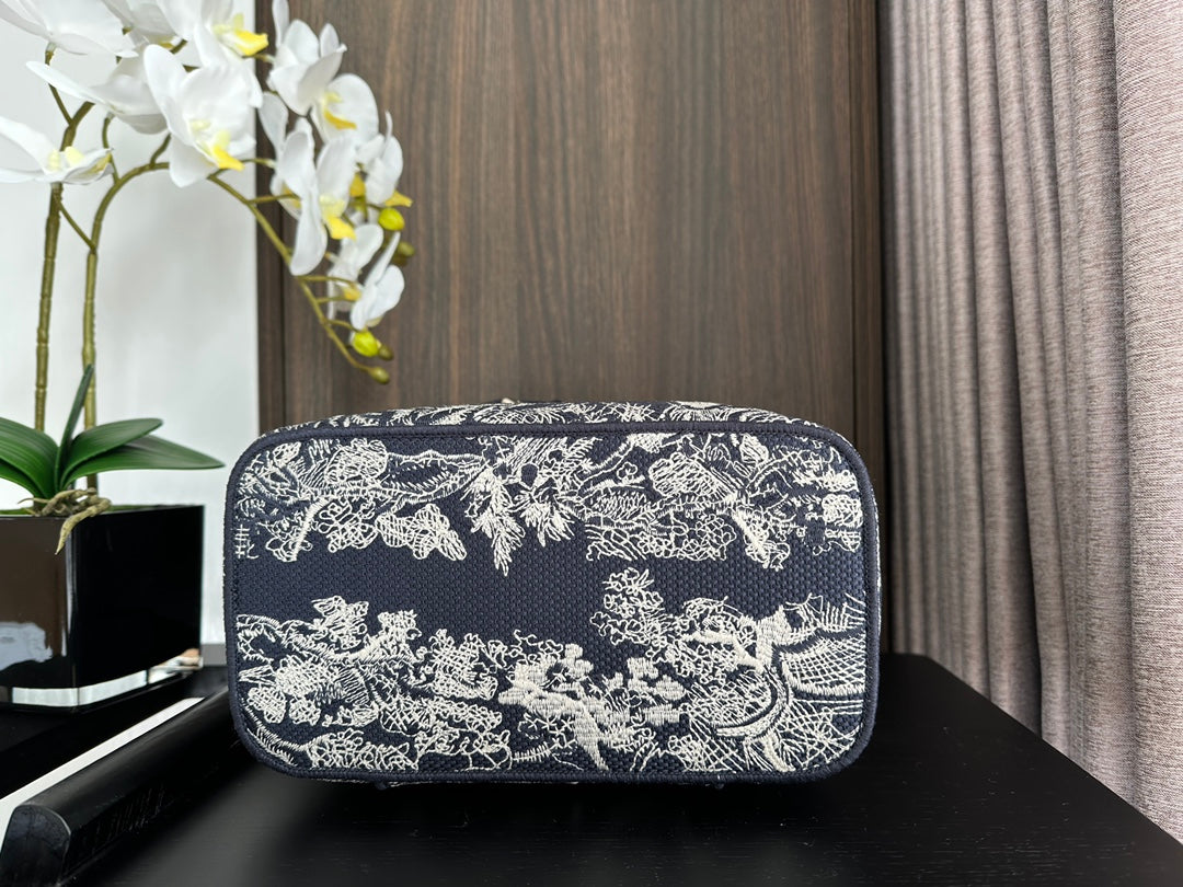 Luxury Dior DIORtravel vanity 25 black embroidery