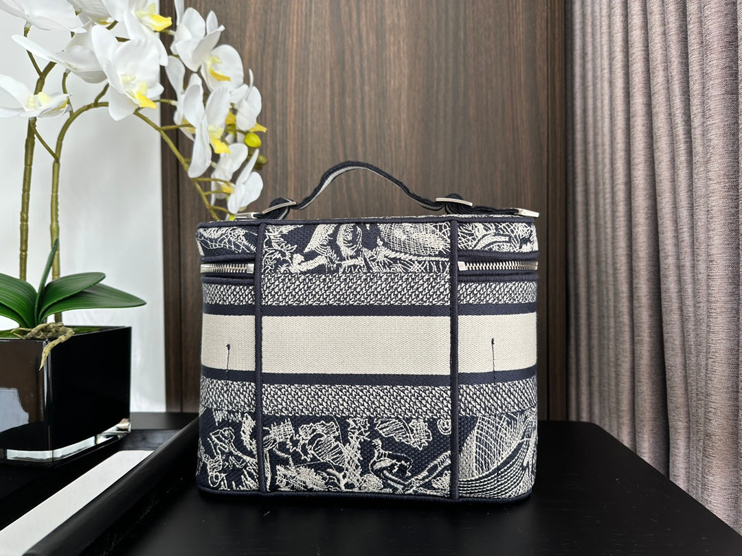 Luxury Dior DIORtravel vanity 25 black embroidery