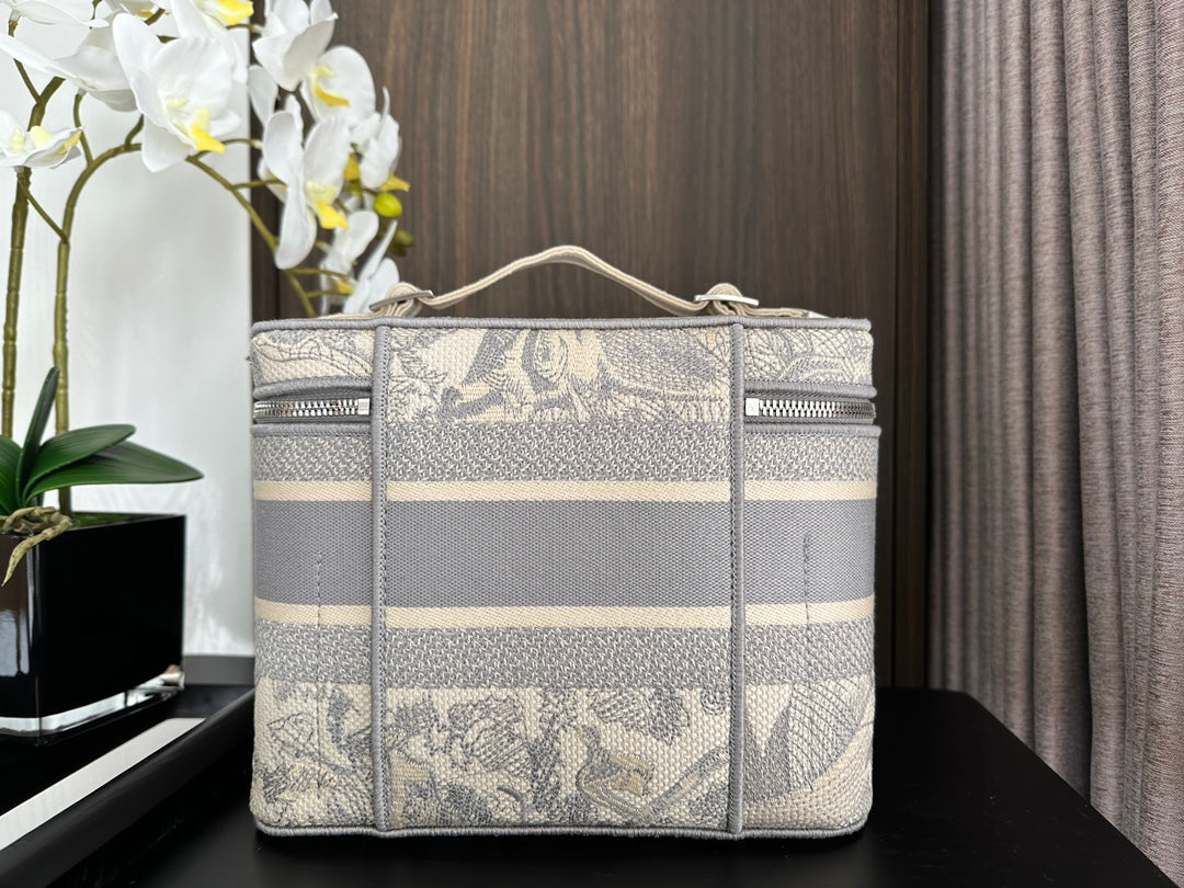 Luxury Dior DIORtravel vanity 25 grey embroidery