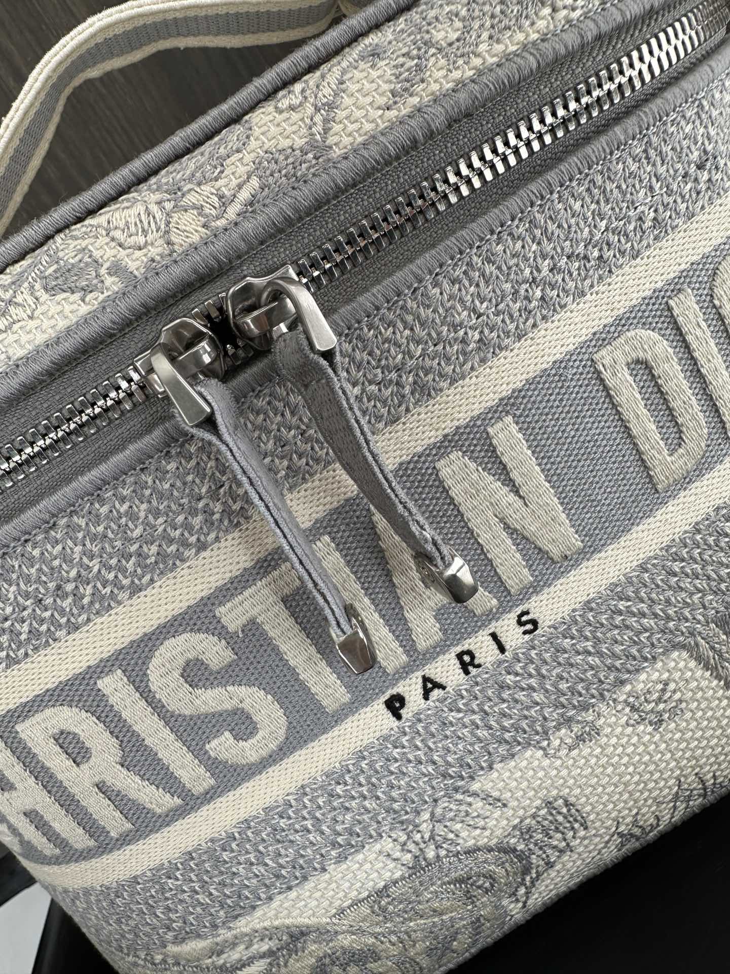 Luxury Dior DIORtravel vanity 25 grey embroidery