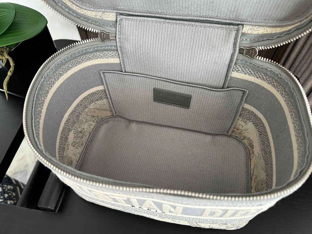 Luxury Dior DIORtravel vanity 25 grey embroidery