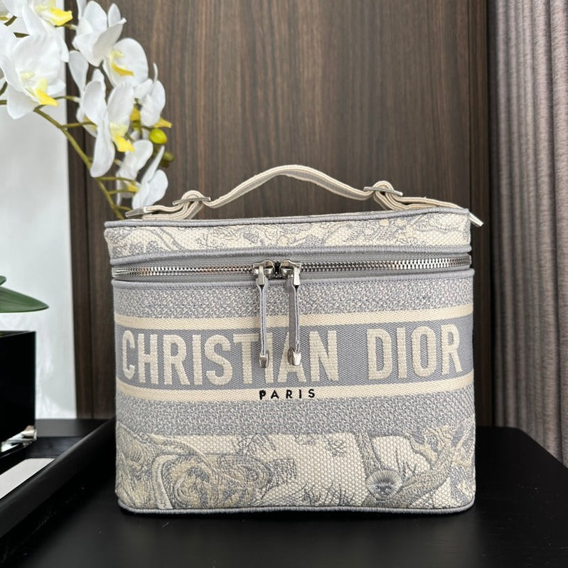 Luxury Dior DIORtravel vanity 25 grey embroidery