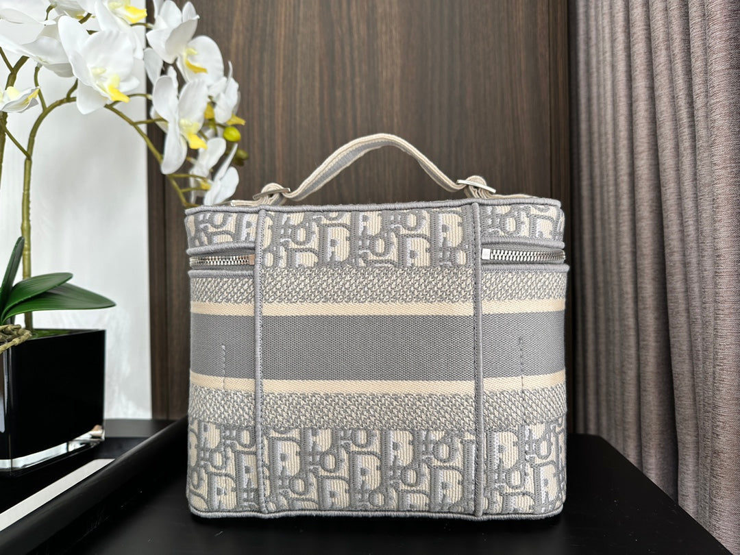Luxury Dior DIORtravel vanity 25 grey oblique embroidery