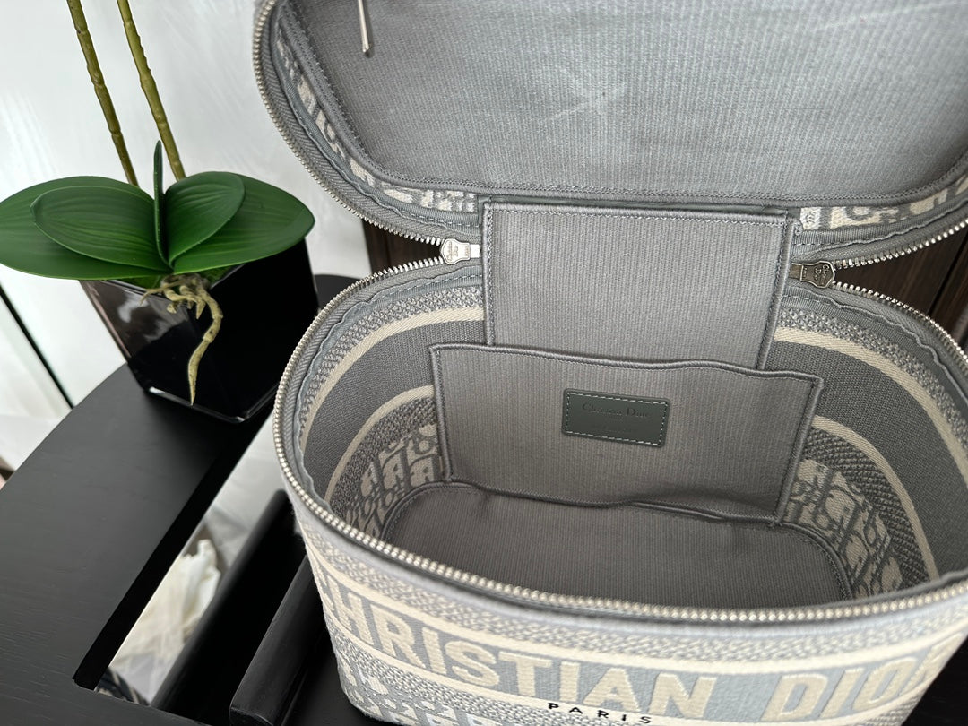 Luxury Dior DIORtravel vanity 25 grey oblique embroidery