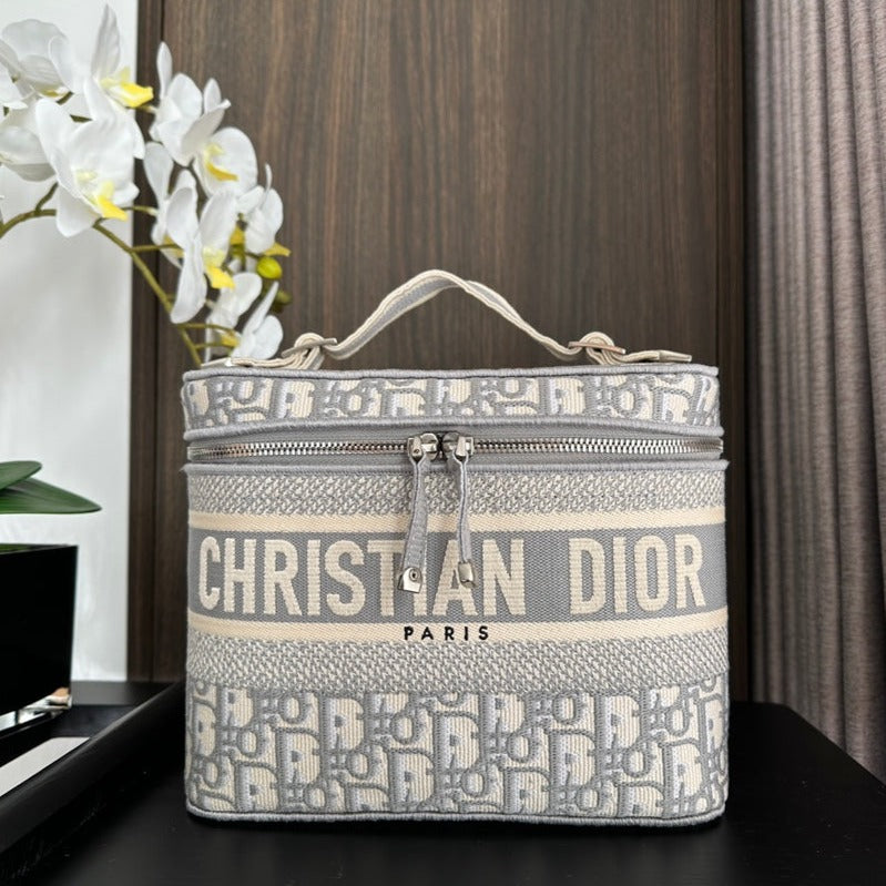 Luxury Dior DIORtravel vanity 25 grey oblique embroidery