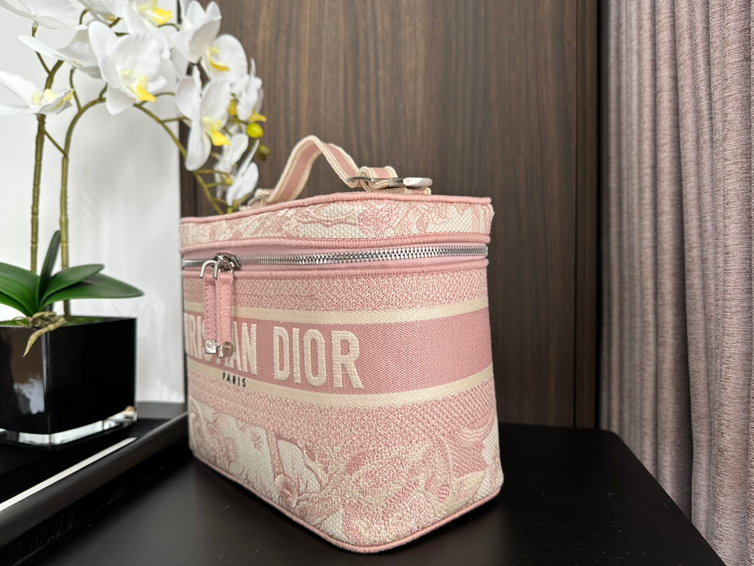 Luxury Dior DIORtravel vanity 25 pink embroidery