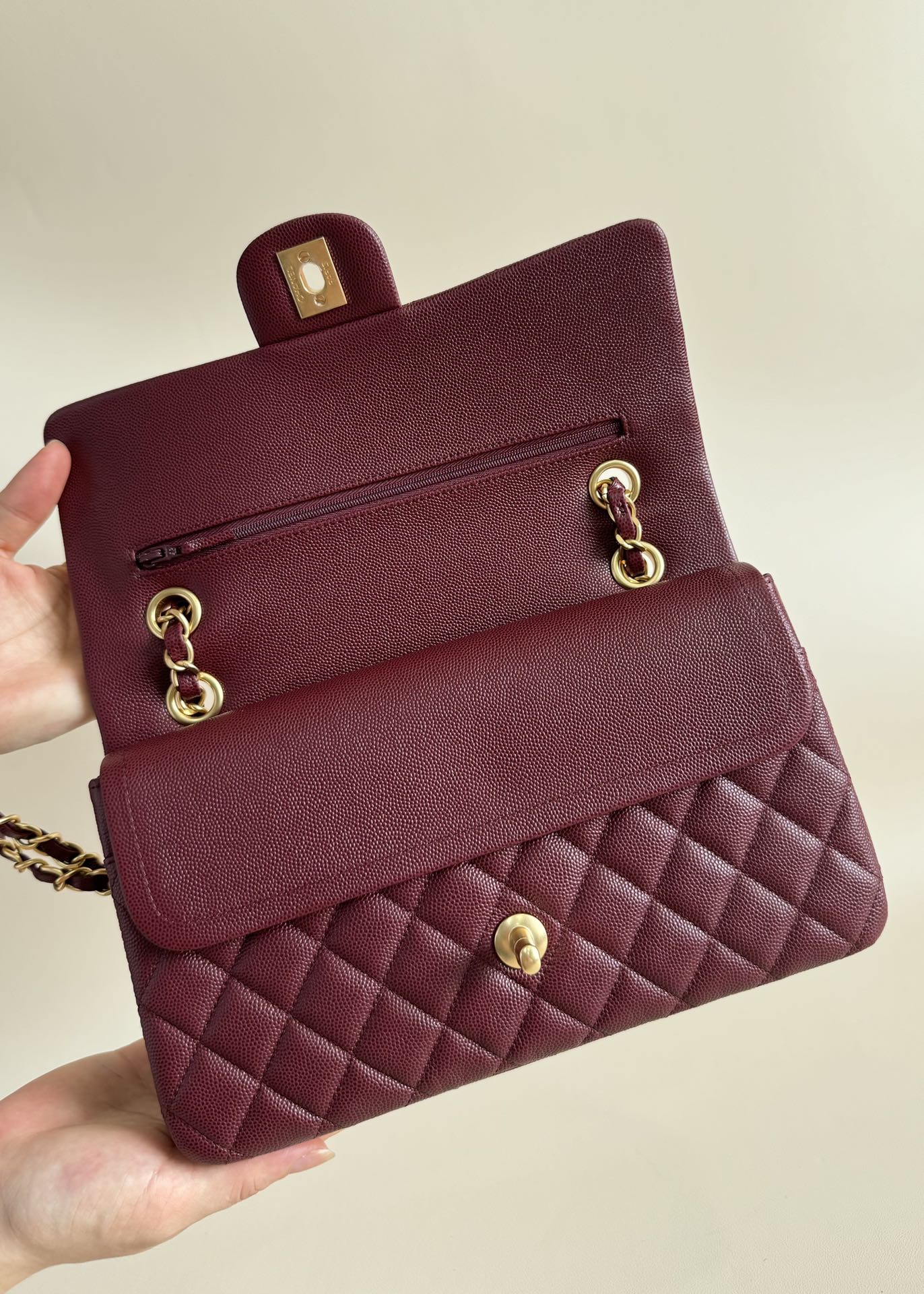 Luxury Chanel flap bag medium 25 burgundy caviar gold hardware
