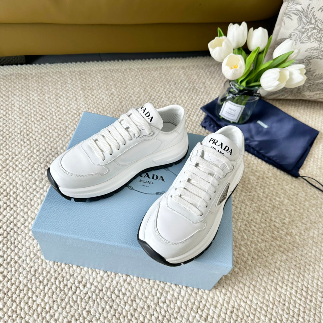 Luxury PradaTHICK SOLE SNEAKER WHITE AND BLACK LOGO CALFSKIN