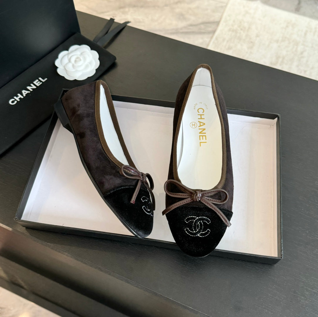 Luxury Chanel ballet flat chocolate suede and black canvas