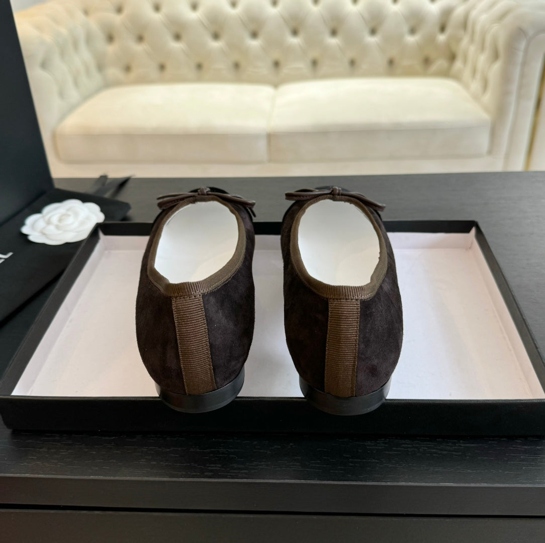 Luxury Chanel ballet flat chocolate suede and black canvas