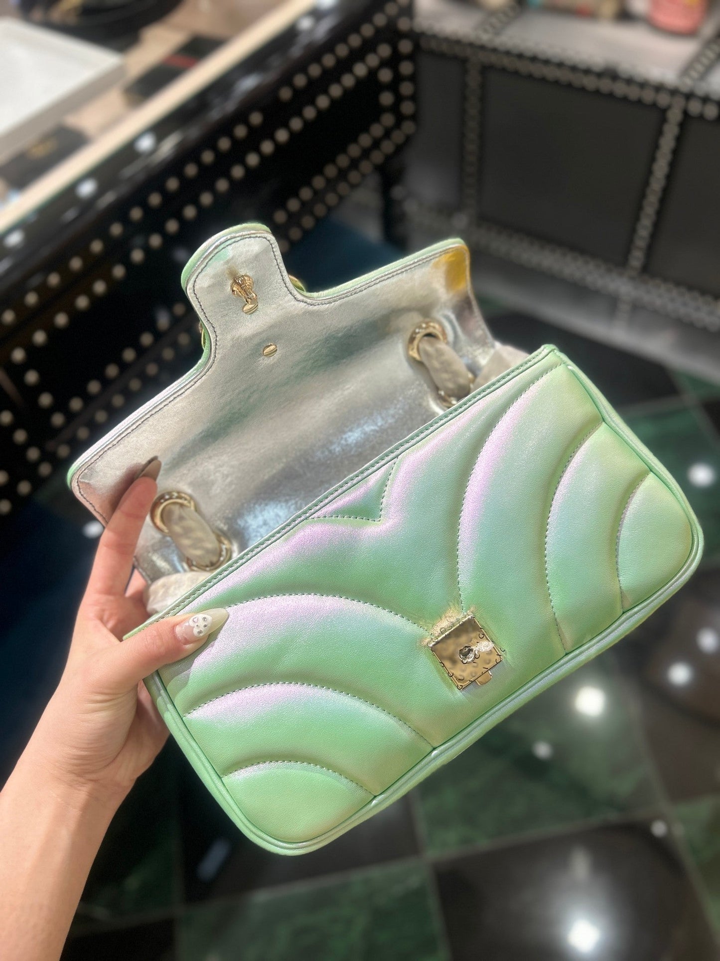 Luxury Gucci GG MARMONT 26 MEDIUM SHOULDER BAG GREEN IRIDESCENT CALFSKIN