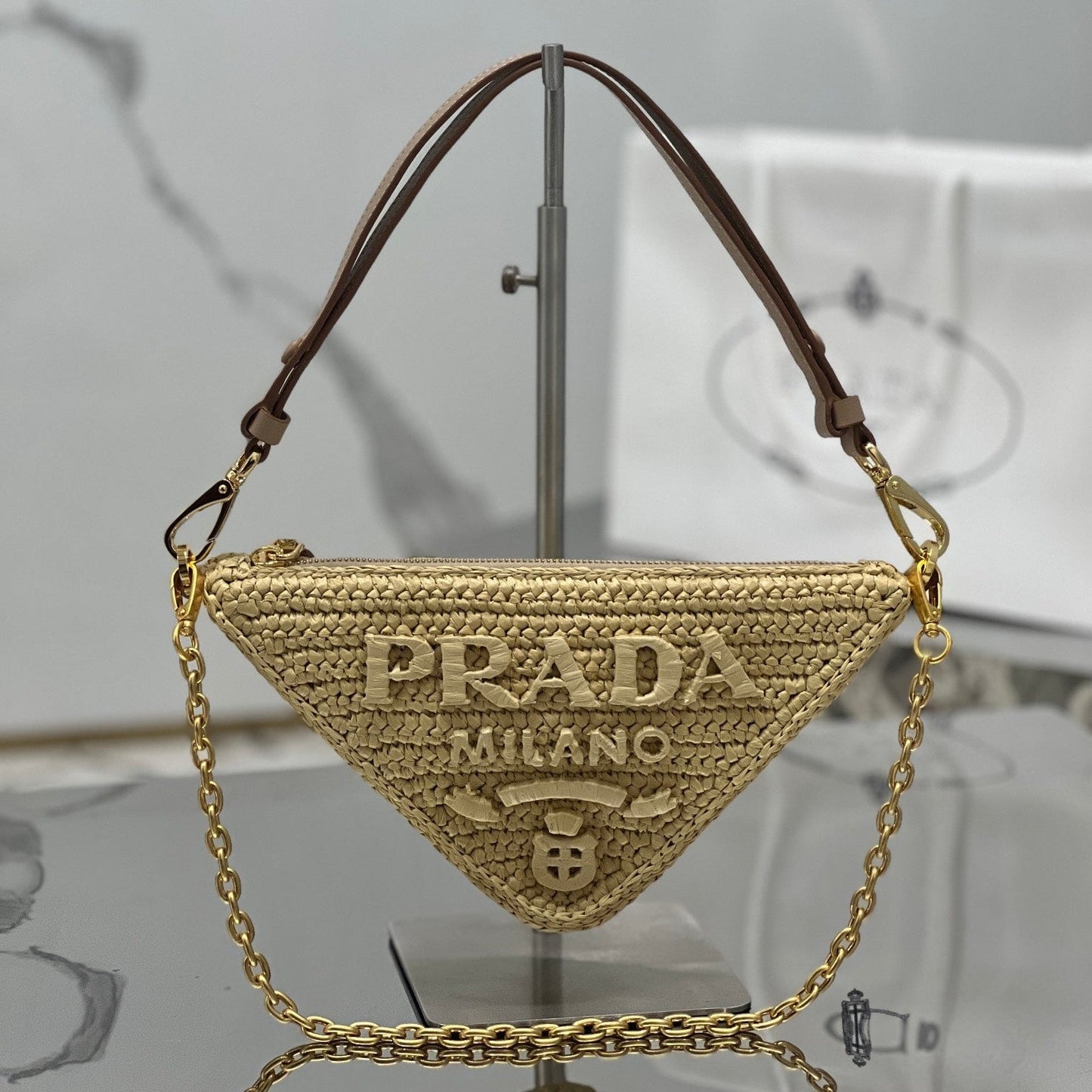 Luxury PradaTRIANGLE BAG 26 IN BEIGE WOVEN RAFFIA GOLD CHAIN