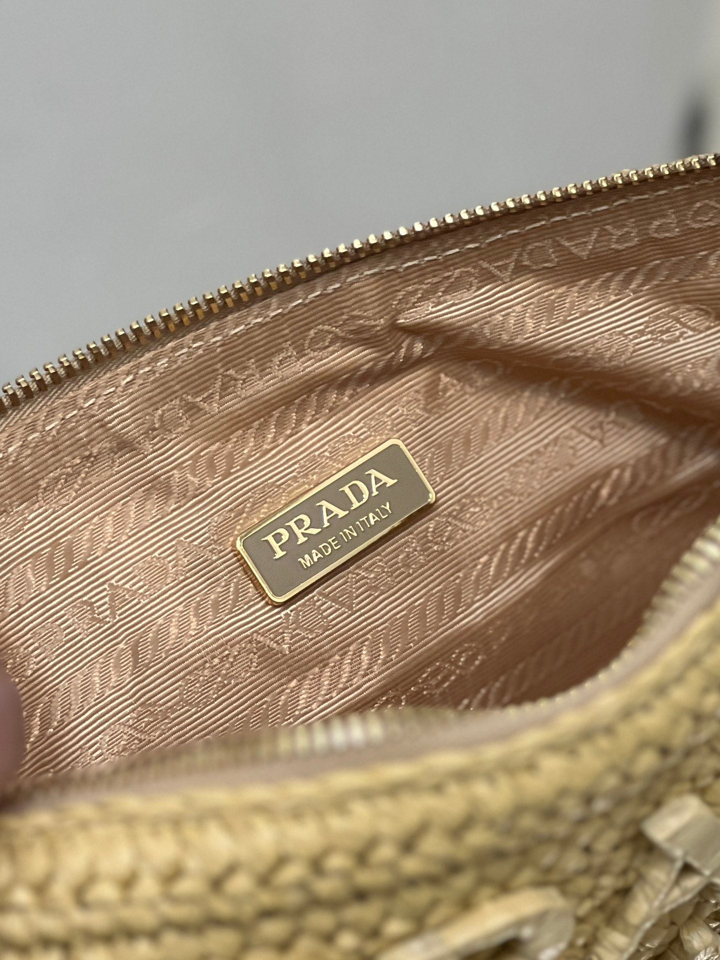 Luxury PradaTRIANGLE BAG 26 IN BEIGE WOVEN RAFFIA GOLD CHAIN