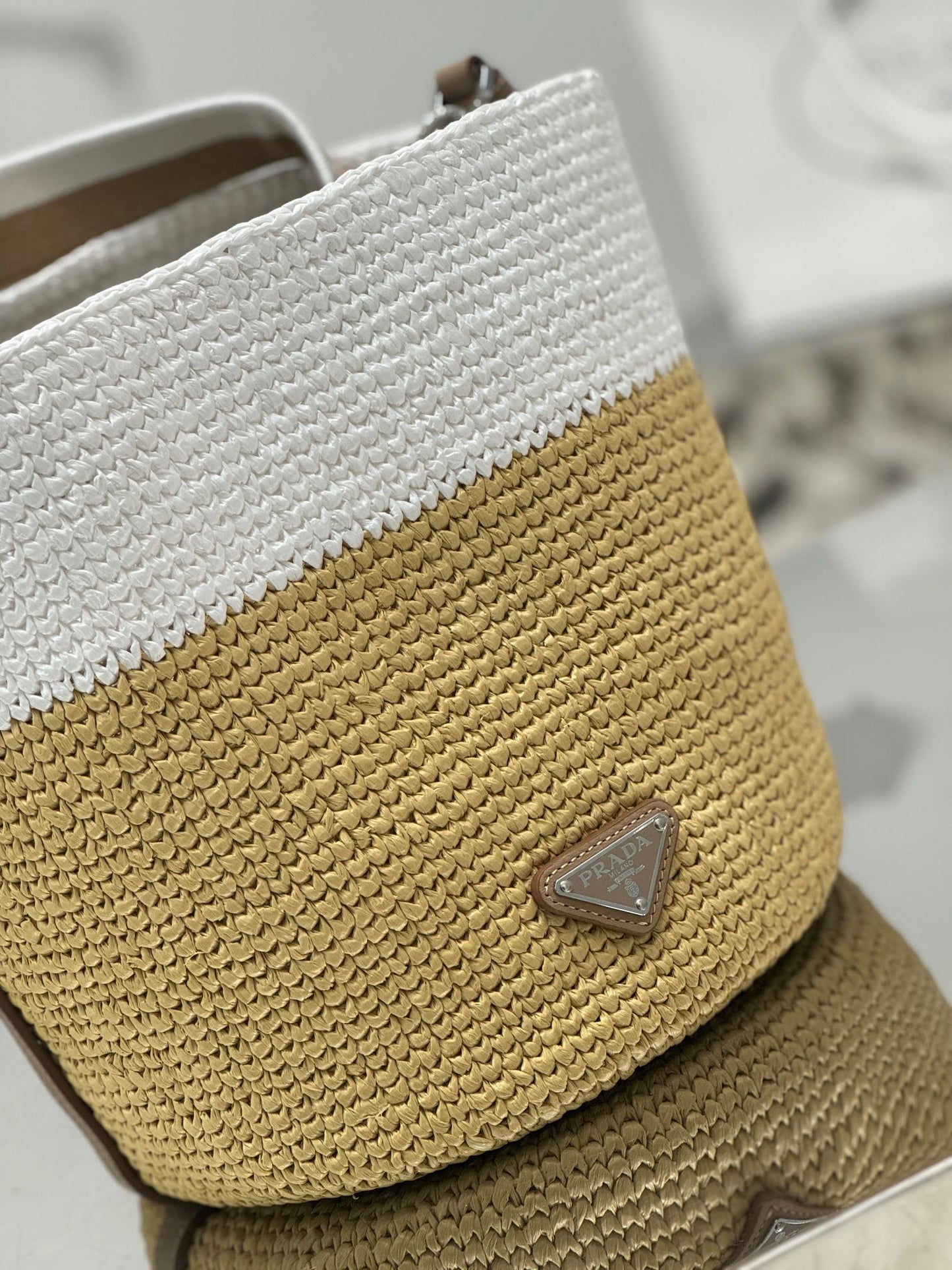 Luxury PradaBUCKET BAG 25 IN WHITE MIX BEIGE RAFFIA AND BROWN CALFSKIN HANDLE