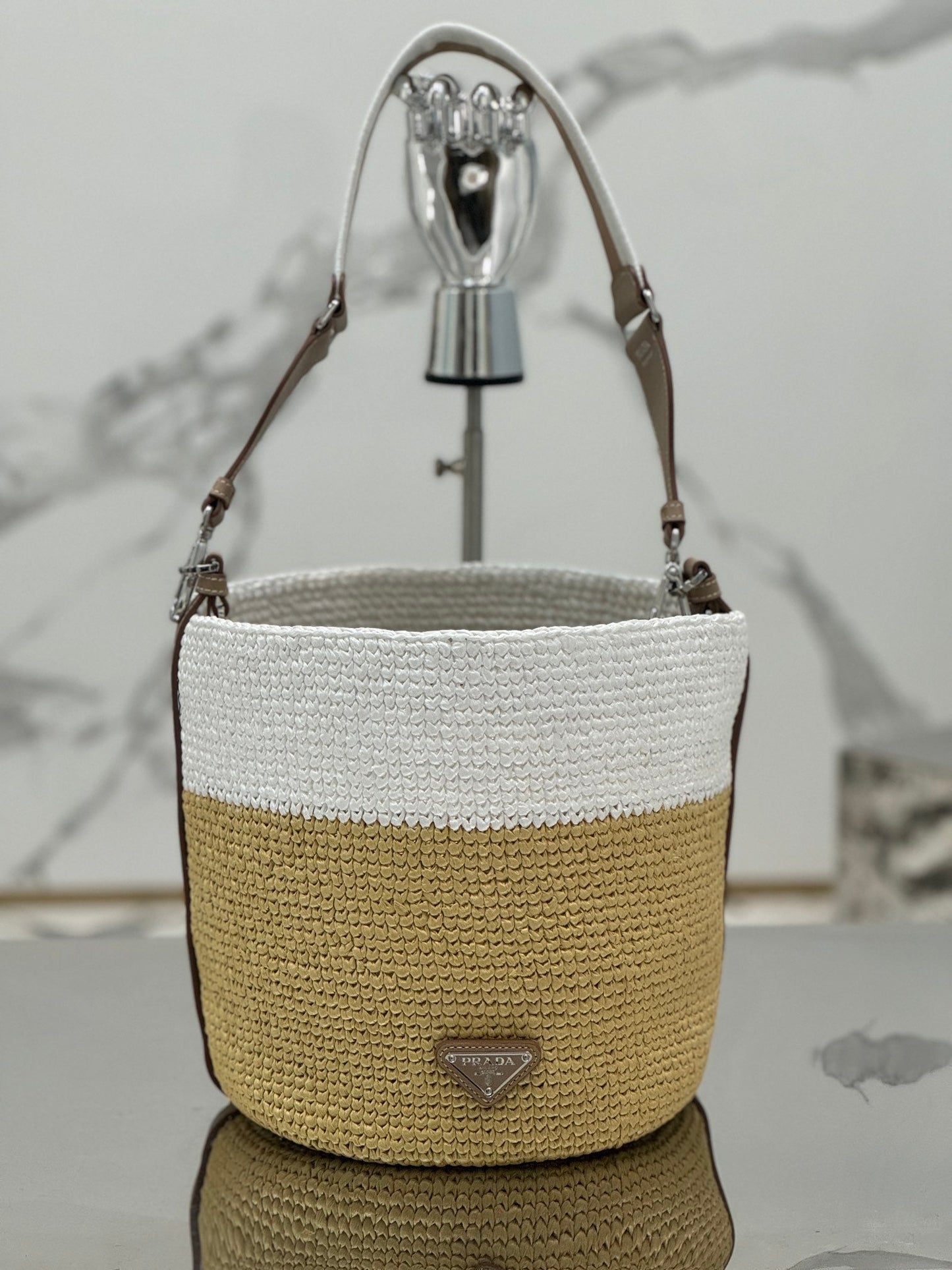 Luxury PradaBUCKET BAG 25 IN WHITE MIX BEIGE RAFFIA AND BROWN CALFSKIN HANDLE