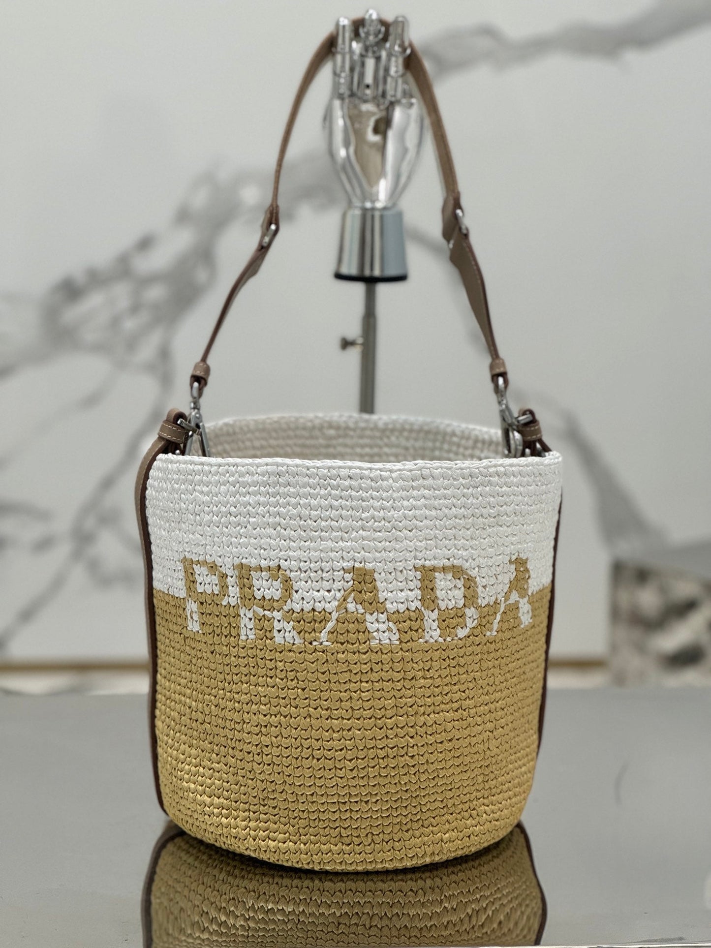 Luxury PradaBUCKET BAG 25 IN WHITE MIX BEIGE RAFFIA AND BROWN CALFSKIN HANDLE