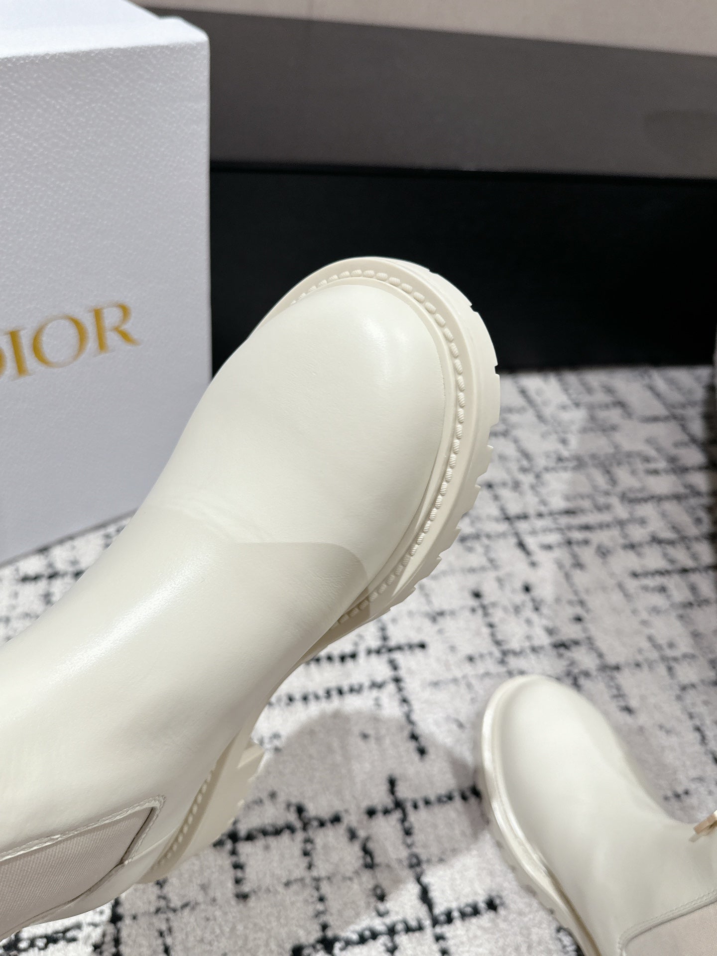 Luxury DiorMiss  Luxury DiorChelsea Boots In White Calfskin  103728