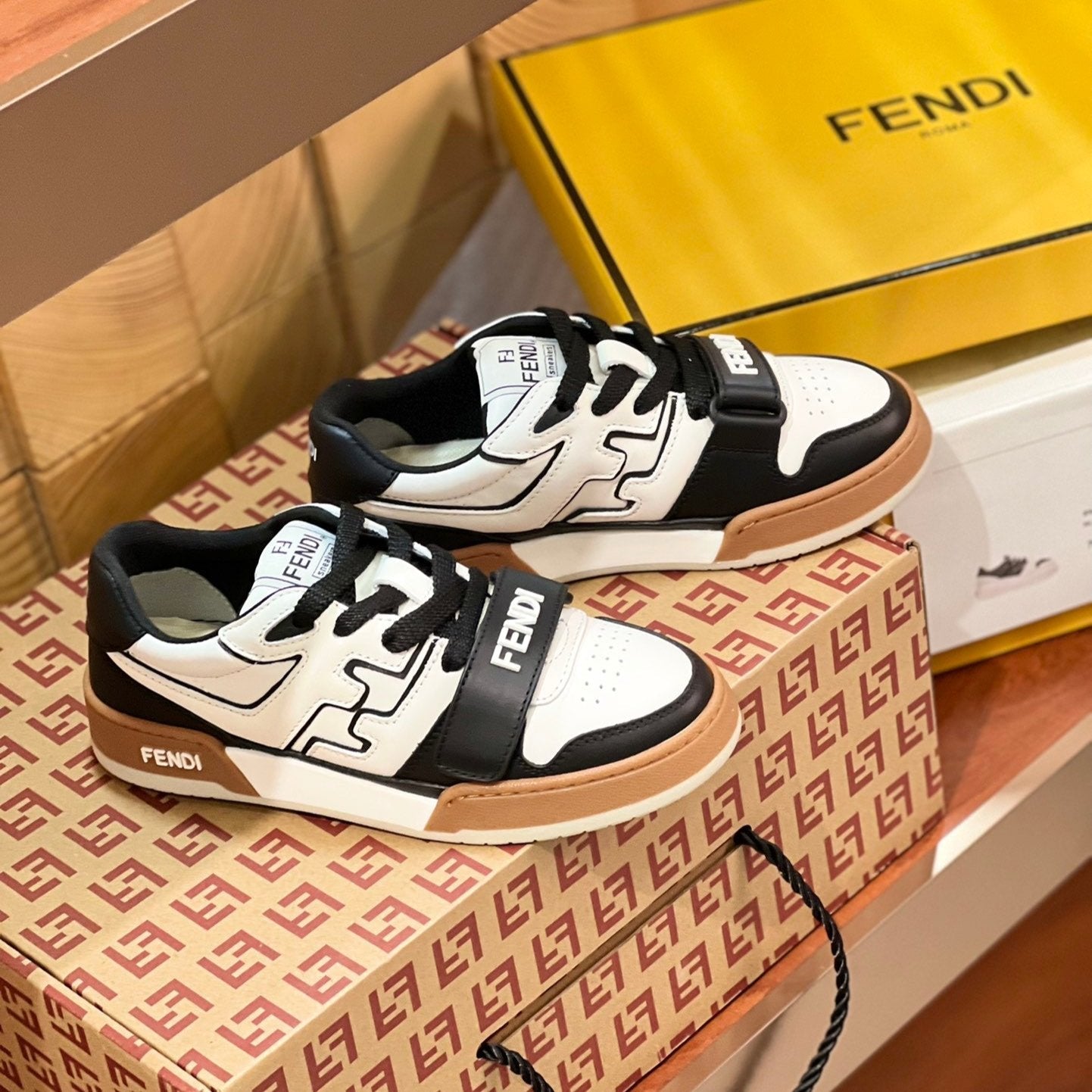 Luxury FendiLuxury FendiMATCH IN WHITE MIX BLACK AND BROWN CALFSKIN