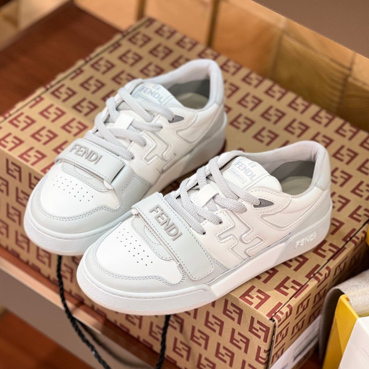 Luxury FendiLuxury FendiMATCH IN WHITE MIX LIGHT GREY CALFSKIN