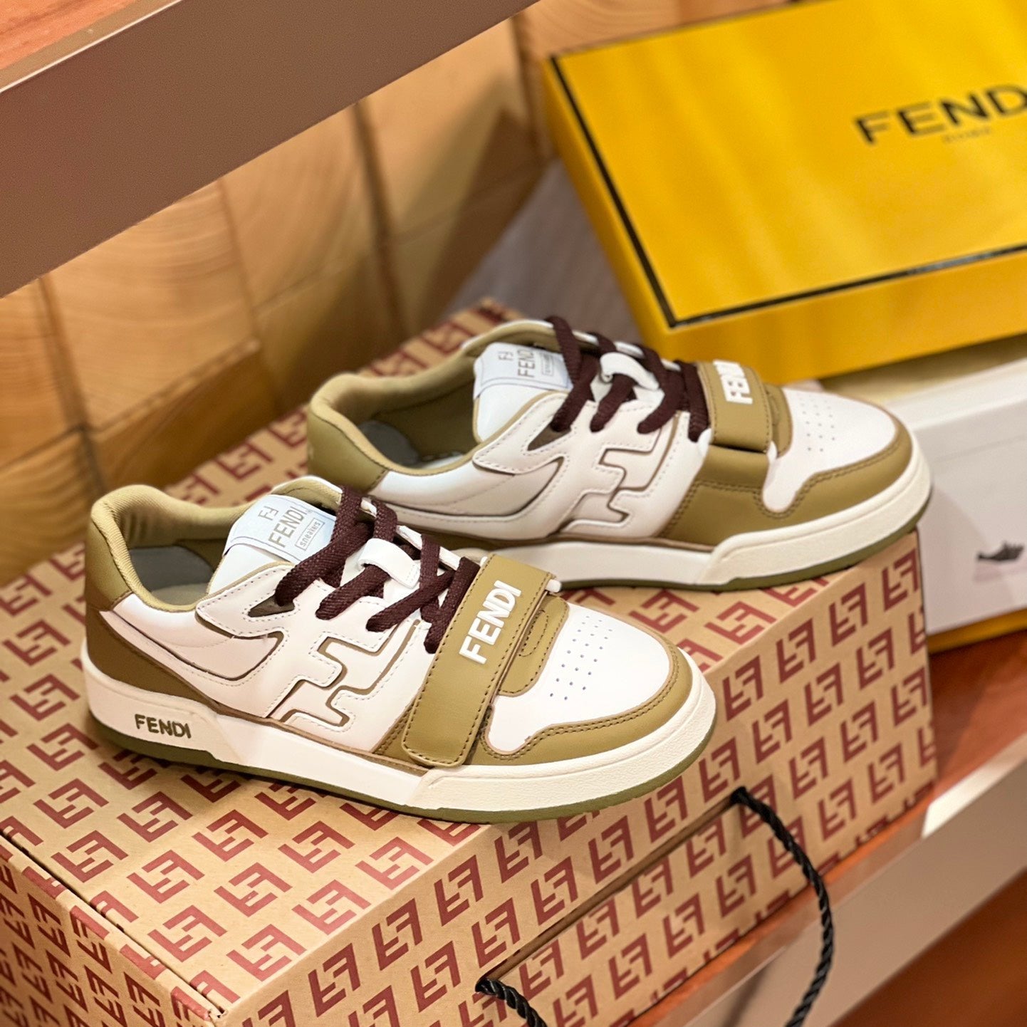 Luxury FendiLuxury FendiMATCH IN WHITE MIX OLIVE CALFSKIN