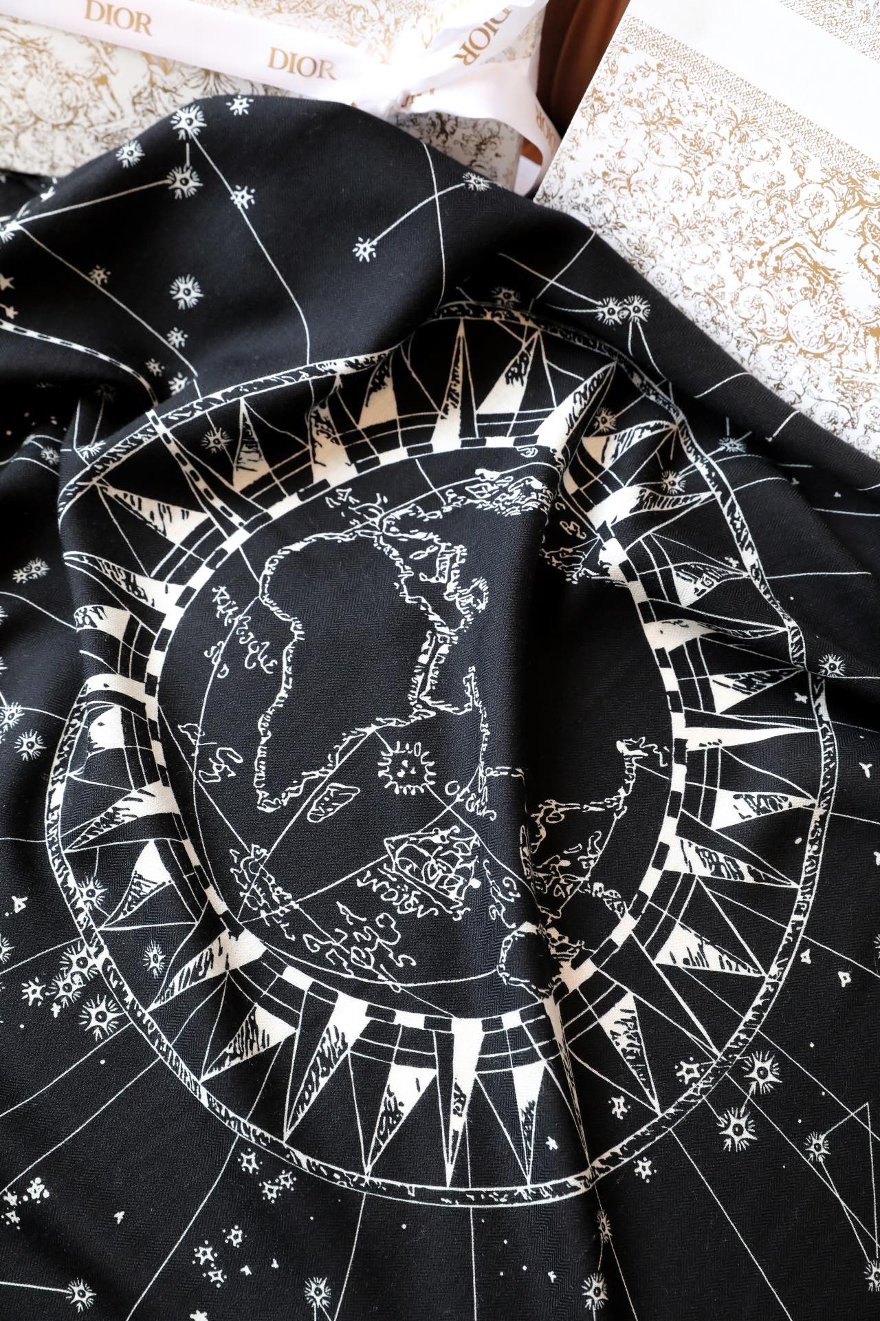 Luxury DiorSQUARE SCARF 140 CM IN BLACK MIX WHITE MONOGRAM SILK 393136