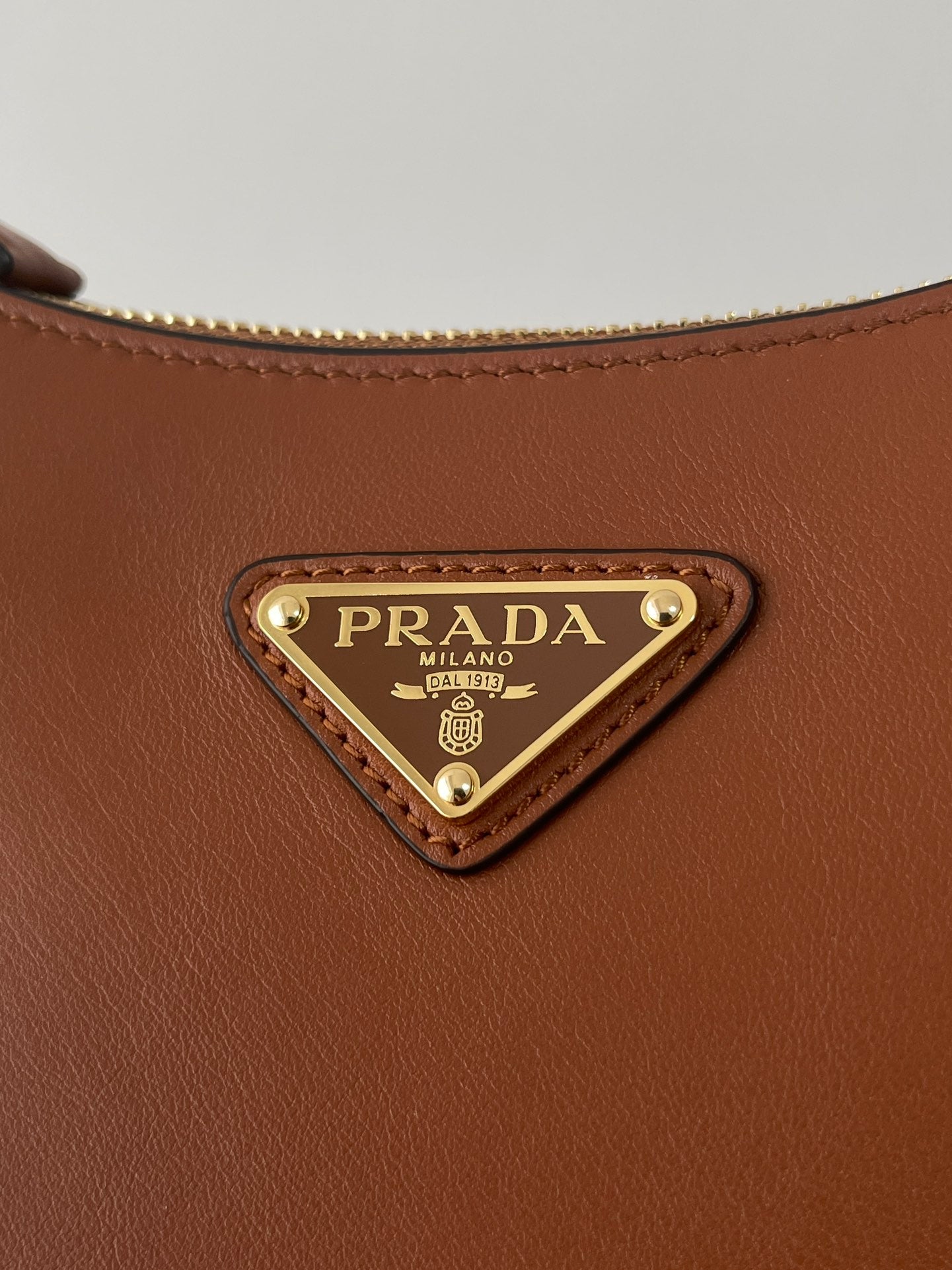 Luxury PradaARQUÉ 22 SHOULDER BAG IN COGNAC BROWN LEATHER